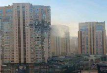 रूसी धमाकों से दहला कीव, सड़कों पर लड़ाई शुरू, बाइडेन ने किया ये ऐलान, खुद को उड़ा कर यूक्रेनी सैनिक ने रोका रूसी टैंक blasts