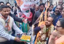 आबादपुरा में दिखा कांग्रेसियों का जोश, Rajinder Beri को लड्डुओं से तौला The