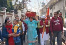 MLA सुशील रिंकू ने पत्नी सुनीता के साथ बेटे प्रथमवीर के नाम का झंडा श्री गुरु रविदास मंदिर में चढ़ाकर लिया आशीर्वाद along