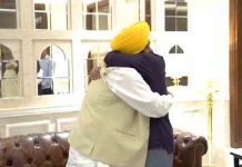 प्रचंड जीत के बाद पहली बार ऐसे मिले Arvind Kejriwal और Bhagwant Mann, देखें Video