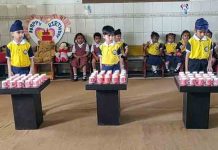 बच्चों में एकाग्रता बढ़ाने के लिए डिप्स में करवाई गई कप कलेक्शन गतिविधि cup