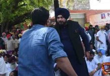 बीच सड़क भिड़े Navjot Sidhu और कांग्रेस ये युवा नेता, जानें वजह brinder