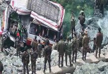 दुःखद! नदी मे गिरा आर्मी का वाहन, 7 जवान शहीद, देखें Video ladakh