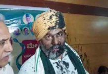 बड़ी खबर! किसान नेता Rakesh Tikait पर Ink Attack, माईक से हमला ink