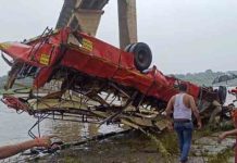 बड़ी खबर! नदी में गिरी यात्रियों से भरी बस, अब तक 12 की मौत narmada