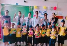 गर्मी की लंबी छुट्टियों के बाद हंसते हुए स्कूल पहुंचे बच्चे vacations