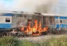 चलती ट्रेन के ईंजन में लगी आग, अफरी-तफरी, देखें Video fire