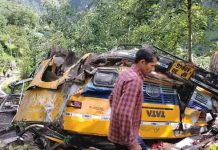 हिमाचल प्रदेश में बड़ा हादसा, खाई में गिरी बस, स्कूली बच्चों समेत 16 की मौत Kullu