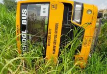 खेतों में पलटी मानव सहयोग स्कूल की बस, अफरा-तफरी, छात्र सुरक्षित overturned