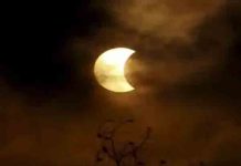 होली पर लगने वाला है चंद्र ग्रहण, 100 साल बाद बन रही ऐसी स्थिति, क्या करें क्या नहीं chandra