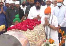 पूर्व CM Parkash Singh Badal के अंतिम दर्शन – उमड़े हज़ारों लोग, PM Modi ने अंतिम दर्शन कर नम आंखो से दी श्रद्धांजलि, जब दिग्गजों की भीड़ के बीच PM Modi ने छुए थे Parkash Singh Badal के पांव, सामने आया यादगार VIDEO touched