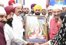 CM Bhagwant Mann ने सतगुरु कबीर मंदिर में टेका माथा, ‘सरबत दा भला’ की मन्नत मांगी, हम यहां राजनीति करने के लिए नहीं आए हैं, मैं हमेशा भगवान से प्रार्थना करता हूं कि मेरी हर सांस पंजाब के लिए हो – मुख्यमंत्री मान jalandhar