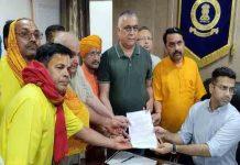 शक्तिपीठ श्री देवी तालाब मंदिर के निकट खुले शराब ठेकों के खिलाफ एकजुट हिंदू समाज, प्रशासन को ज्ञापन देकर दी ये चेतावनी hindu