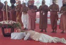 देश को समर्पित नई संसद, ‘राजदंड’ के आगे दंडवत हुए PM मोदी, साष्टांग प्रणाम के बाद ‘सेंगोल’ संसद में स्थापित, देखें वीडियो pm