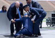 Video …जब लड़खड़ा कर स्टेज पर गिर गए US President Joe Biden us