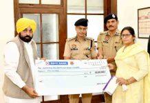 पंजाब पुलिस के शहीद जवानों के परिवारों को CM भगवंत मान ने दी आर्थिक सहायता, बांटे 2 करोड़ के चैक cm
