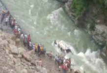 दर्दनाक हादसा! गहरी खाई में गिरी पुलिस की गाड़ी, 5 पुलिस कर्मियों समेत 6 की मौत chamba