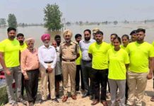 कपूरथला – धूस्सी बांध के निकट बाढ़ प्रभावित क्षेत्रों में पहुंचे DC, SSP, पीड़ित लोगों तक पहुंचाया भोजन, सूखा राशन और पशुओं का चारा, सेना, NDRF, पुलिस की टीमें तैनात, अबतक 312 लोग किए रेस्क्यू, लोगों की सुरक्षा के लिए प्रतिबद्ध है प्रशासन – DC kapurthala