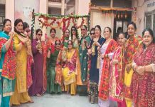 अनीता अग्रवाल ने अपनी योग क्लास की सहेलियों के साथ मिलकर मनाया तीज का त्योहार anita