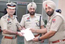 DIG Swapan Sharma, SSP Mukhwinder Bhullar ने कर्मचारियों का बढ़ाया हौंसला, कैश ईनाम, क्लास-1 सर्टीफिकेट और पदौन्नति देकर किया सम्मानित dig