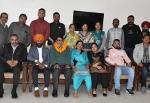 जिला लोक संपर्क दफ्तर के ड्राइवर सुखदेव कुमार 38 साल की सेवा के बाद सेवानिवृत्त, लगन और मेहनत से निभाई ड्यूटी को किया याद public