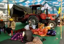 किसान आंदोलन! जालंधर में Highway के बाद अब रेलवे ट्रैक भी जाम, हज़ारों लोग परेशान protesting