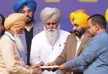 CM Bhagwant Mann और Arvind Kejriwal ने शहीद अमरीक सिंह के परिवार को 1 CR की वित्तीय सहायता का चैक सौंपा bhagwant