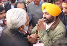 Hoshiarpur के तहसील कांपलैक्स पहुंचे CM Bhagwant Mann, लोगों से जानी समस्याएं और DC, SSP को दिए ये निर्देश cm