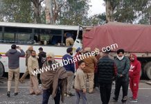 Highway पर बड़ा हादसा! खड़े ट्राले से टकराई पुलिस बस, 4 पुलिस कर्मियों की मौत