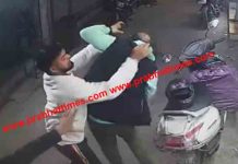 जालंधर में गुंडागर्दी, मोबाइल विक्रेता ने युवक को बेसबैट से बेरहमी से पीटा, देखें वीडियो miscreants