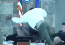 फैसला सुना रही महिला जज पर अदालत में अटैक, देखें वीडियो judge