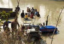 दर्दनाक हादसा! तालाब में गिरी ट्रैक्टर ट्राली, 7 बच्चों, 8 महिलाओं समेत 20 की मौत kasganj
