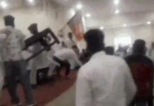 हाल-ए-भाजपा! बूथ सम्मेलन में भिड़े BJP नेता और वर्कर, स्टेज पर चली कुर्सियां, टेबल, डंडे… देखें Video booth