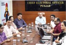 चुनाव आयोग की पहल! आपके पोलिंग बूथ पर कितनी है भीड़, घर बैठे ऐसे मिलेगी जानकारी voters