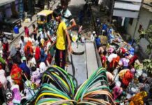 दिल्ली में पानी के लिए हाहाकार, जान जोखिम में डाल पानी के टैंकर के पीछे भाग रहे हैं लोग, देखें वीडियो water