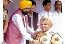 पंजाब के CM Bhagwant Mann ने 15 विशिष्ट व्यक्तियों को राज्य पुरस्कार, 21 पुलिस अधिकारियों को ‘सीएम रक्षक पदक’ और ‘मुख्यमंत्री मेडल’ से सम्मानित किया cm