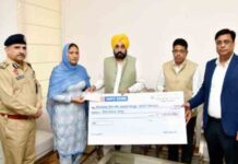 CM Bhagwant Mann ने शहीद होमगार्ड जवान जसपाल सिंह के परिवार को सौंपा 1 CR के बीमा का चेक सौंपा cm