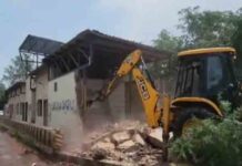 पंजाब – किसानों ने टोल प्लाजा पर चलाया बुल़डोज़र, मिनटों में कर दिया ध्वस्त farmers