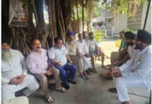 Jalandhar : तहसीलदार राम चंद, कानूनगो नरेश कुमार ने किसानों को पराली न जलाने के लिए किया जागरूक tehsildar