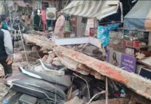 जालंधर के इस बाजार में गिरा लेंटर, दुकानदारो में हाथापाई, मचा हड़कंप