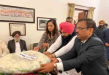 पंजाब सरकार की ओर से Harjot Bains और KAP Sinha ने पूर्व PM Manmohan Singh को दी श्रद्धांजलि on