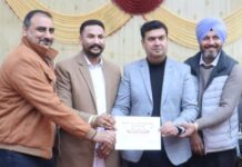 जालंधर – निष्ठा व ईमानदारी से ड्यूटी निभाने वाले सुमित उप्पल को मेयर वनीत धीर ने किया सम्मानित mayor