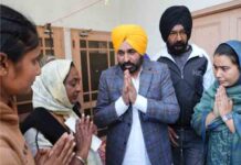 CM Bhagwant Mann ने सड़क सुरक्षा फोर्स के शहीद कांस्टेबल के परिवार को सौंपा 1 CR चेक cm