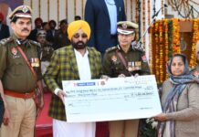 सीएम भगवंत मान ने पांच पुलिस कर्मियों के परिवारों को एक-एक करोड़ की वित्तीय सहायता के चेक सौंपे