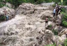 वॉटरफाल में पिकनिक बना रही थी लड़कियां, आ गई बाढ़, देखें खौफनाक मंजर का वीडियो girls