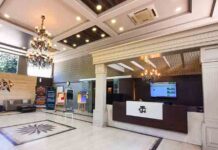 जिमखाना क्लब में खुसर-फुसर! काला चश्मा…व्हाट्सएप्प ग्रुप एडमिन… हैप्पी बर्थ-डे… ब्ला…ब्ला..ब्ला…! khusar