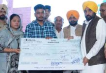CM Bhagwant Mann ने शहीद ASI धनवंत सिंह के परिजनों को सौंपा 1CR का चेक 1