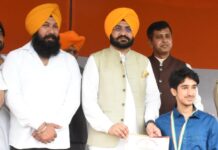 स्वच्छता अभियान में थीम सॉन्ग गाने वाले अक्षत शर्मा स्वतंत्रता दिवस समारोह में सम्मानित