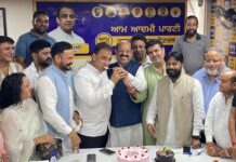 आप नेता नितिन कोहली के कार्यालय में दूरदर्शी नेता और आप सुप्रीमो अरविंद केजरीवाल का जन्मदिन मनाया गया – कैबिनेट मंत्री महिंद्रा भगत, मेयर वनीत धीर और नितिन कोहली भी रहे मौजूद