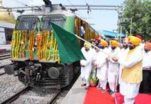 CM भगवंत मान ने श्री नांदेड़ साहिब के लिए 500 महिला सरपंचों और पंचों के पहले प्रतिनिधिमंडल को ले जा रही ट्रेन को हरी झंडी दिखाकर रवाना किया flags